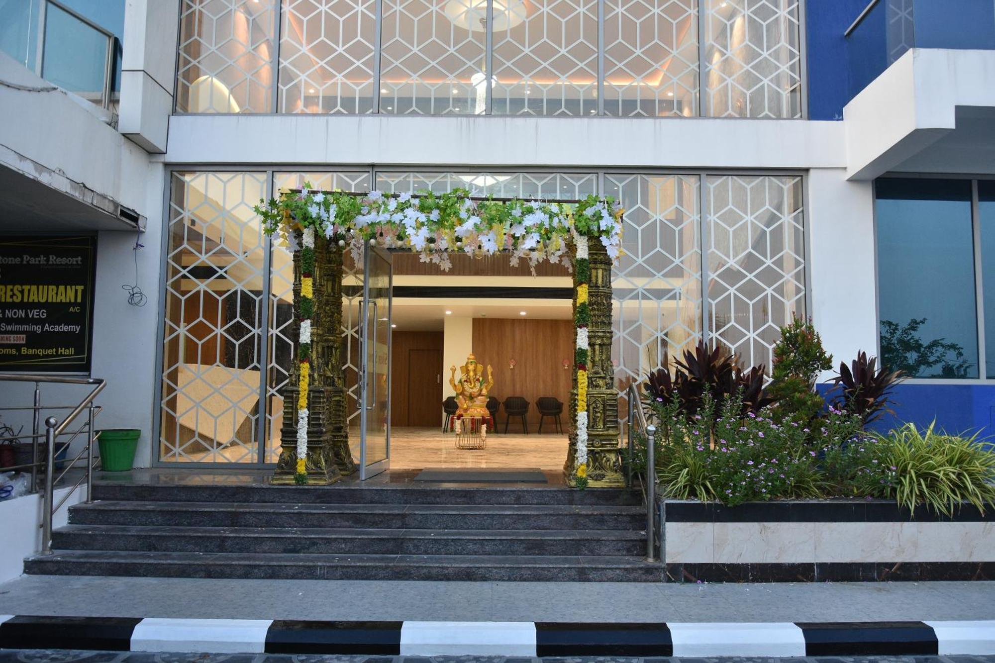 Silver Stone Park Resort, Kovilpatti Bagian luar foto